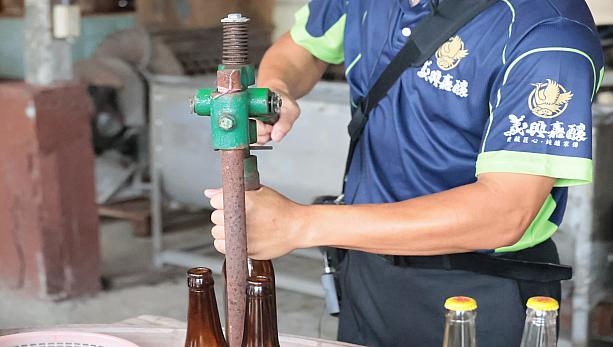 講師の鄭社長がやってみると、1回ではまりました。以前は、製造だけでなく、ここまで手間ひまかけて作られていたんですね……