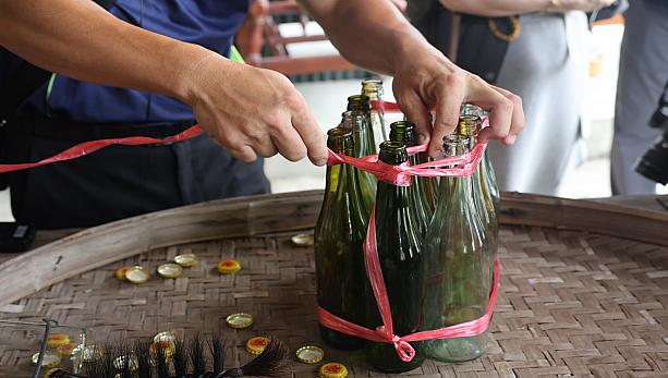 王冠でフタをした醤油瓶は、運ばなくてはなりませんが、今のようにケースがなかった時は、紐でくくっていました。少しでもゆるいと落ちて瓶も中身もダメになってしまうので、キツく縛らないといけませんが、これがなかなか難しいんですよね……