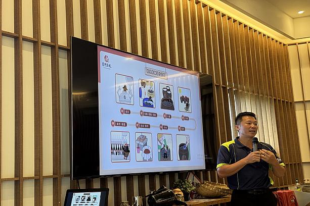 今回訪れた「義興嘉釀」は、1949年創業の歴史ある醤油の醸造、製造、販売を行なっているところです。現在は、3代目の鄭棋維社長が過去2代の技術や販路などを受け継ぎ、醤油づくりのDIY教室の講師も務めています。まず、原料や製造方法など醤油に関する説明を受けました。