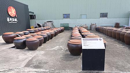 外にあるかめに寝かせたもろみを原料ごと容器にすくって入れます。この段階で醤油のいい香りが漂ってきて、味見したくなっちゃいます！