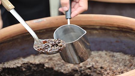 外にあるかめに寝かせたもろみを原料ごと容器にすくって入れます。この段階で醤油のいい香りが漂ってきて、味見したくなっちゃいます！