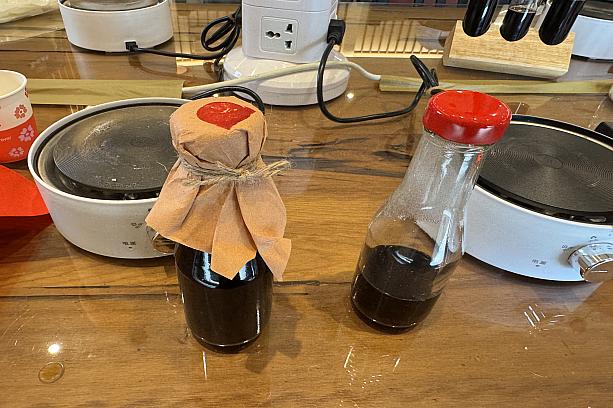 およそ1本半分の醤油ができあがりました。フタに紙をかけ、ひもで縛り、店名のスタンプを推して製品化する作業まで体験しました。自宅へ戻り、使ってみましたが、いつも買っている寿司の味がワンランクアップしたような感じになり、寿司以外でもコンビニで買ったサラダでも試してみたら、意外にも合って、びっくり！自分で作ったこともあってか、我が子のような愛情がわいてきてしまいました。醤油のDIY、サイコーです！