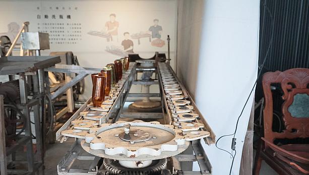 瓶の再利用の現場も視察。戻ってきた瓶を洗うのに使っていた機械。