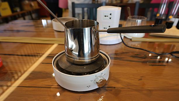 電気コンロを使って、もろみに火を通します。講師の鄭社長曰く、「何も入れないと本当に塩辛いので、砂糖を入れて自分好みに調節してくださいね」とうことで、砂糖を入れながら調節。日本では聞いたことがない作業なので、驚きましたが、味見しながら砂糖を入れました。