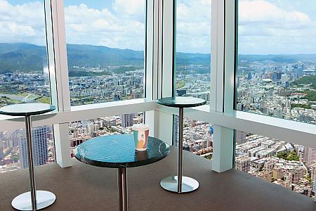 テイクアウトエリアは立ち飲みで！