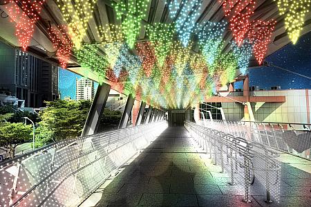 6.「狂歡馬戲彩旗」17:30～23:00 板橋車站連通天橋