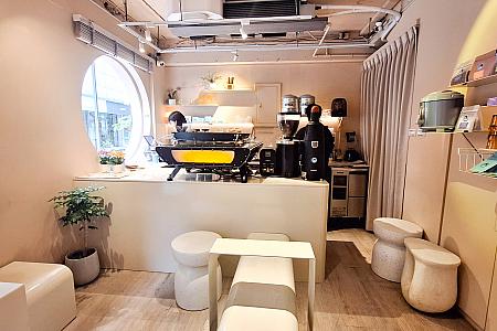 スペース的にはこぢんまりしたものですが、暑い夏にクーラーが効いているのはありがたい！