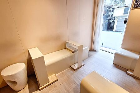 スペース的にはこぢんまりしたものですが、暑い夏にクーラーが効いているのはありがたい！