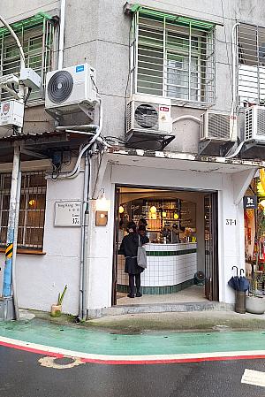 こぢんまりとした店内はところどころ台湾のレトロ感あふれる雰囲気も◎！写真をたくさん撮りたくなるけれど、ジェラートはすぐに溶けるので、撮影はほどほどにして、早めに食べてくださいね！