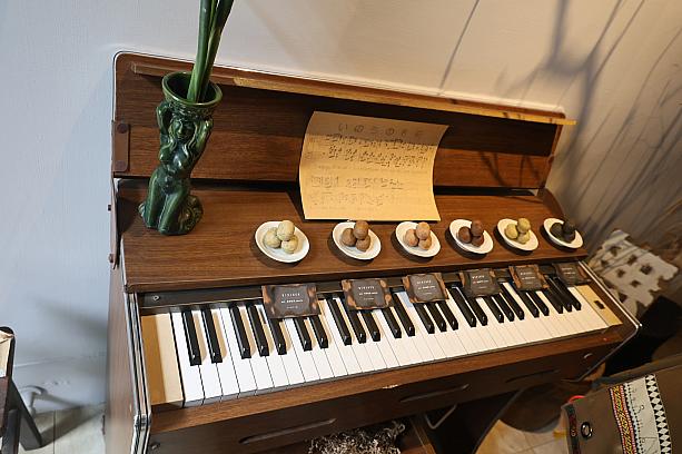 懐かしい佇まいのオルガンは、お菓子の展示用になっていました！