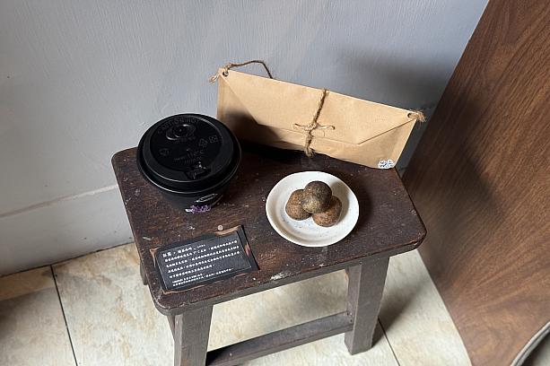 飲み物とスイーツの見本も飾られてきます。ほかにはあまり見ないスタイルで注文前からテンションが上がります！<br><br>ちなみに「山侘YAMAWAABI」で提供されるお茶は、煙燻茶。つまり燻製させて作るお茶で、店主が「料理のように、お茶も香りと味の層を作り出したい」との思いから、20年の料理経験を活かして作り出す「ただ飲む」のではなく、「飲む料理」として楽しめるんです！