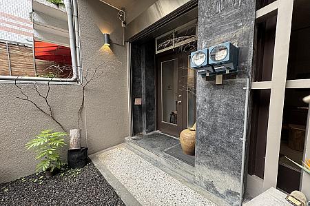 門をくぐって庭に出ると手入れが行き届いた盆栽、一輪の花などがあります。思わず一句読みたくなるような佇まい！