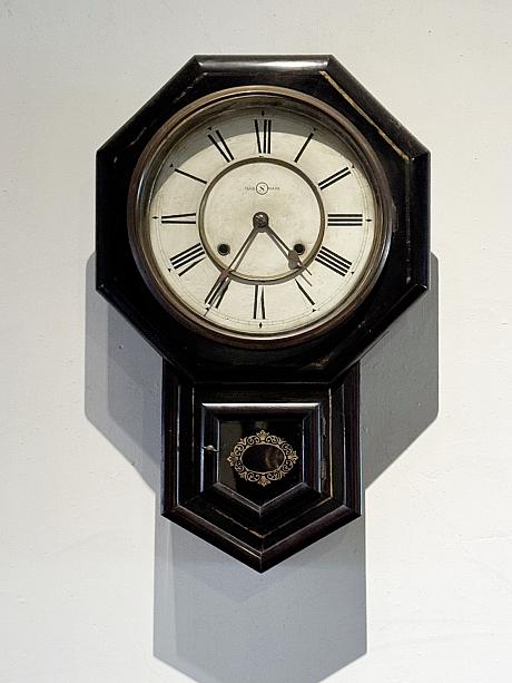 個人的に一番驚いたのは、ぜんまい式の掛け時計が現役で使用されていること。修理できる人に頼んで、治してもらったそうですが、ぜんまい巻く頻度も多く、巻くのに結構力がいるはずなので、その苦労がしのばれます。