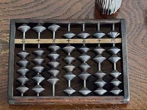 「円」と書かれたそろばんやダイヤル式の電話……。懐かしいものがたくさんあって、ワクワクします。