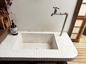 「堀川茶事」の2階は日本と同じように靴を脱ぎます。板張りのお部屋に和室の畳席……古い梁や柱を間近に感じられる空間から、日本統治時代の建物を丁寧にリノベーションしたことが感じられるはず！