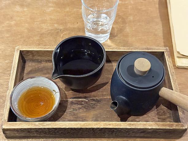 メニューを見ると、旬のフルーツをたっぷり食べられて映えるパフェなども気になりましたが、お茶好きなものので「日本限定茶(180元)」を注文。限定茶って何かな？と思いましたがこの日はほうじ茶でした。やっぱりほうじ茶って飲むと落ち着きますよね～！でも、お店のInstagram見たらやっぱりパフェがかわいい……なぜ注文しなかった！！！自分を恨みます。