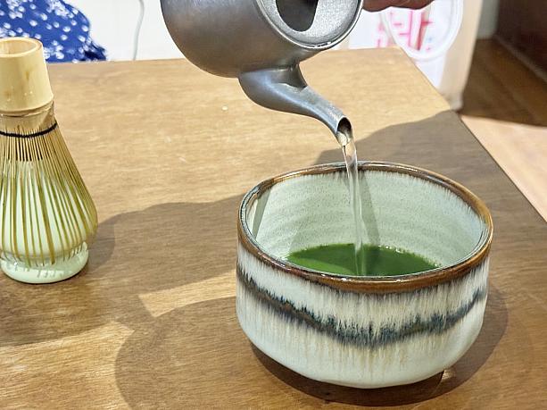 そして、「堀川茶事」は宇治抹茶を使ったケーキやパフェも好評で、抹茶好きが必ず訪れると言われるほどの人気なんだとか。なのに、ナビは抹茶そのものの実力を見てみることに！