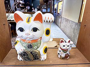 入口で迎えてくれる招き猫と、日本の小物たち。どこでもドアで日本へ戻ったかな？と錯覚してしまうくらい、日本でびっくり！