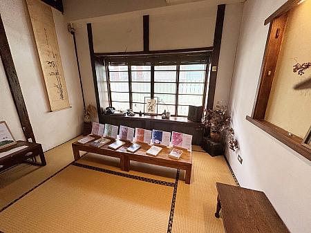 それもそのはず、「堀川茶事」は、築100年以上と言われる日本統治の木造家屋を改装しているから！お店がある地域は、日本統治時代に「堀川町」と呼ばれていたところで、店名の由来にもなっています。さらに、日本の「侘び寂び」の美学を取り入れているのも特徴です。また、日本の茶屋を思わせる設えにも驚きました。(ナビが小物に興奮して写真が懐かしいものだらけで侘び寂び感を写真で伝えられないのが本当に残念！ごめんなさい！)