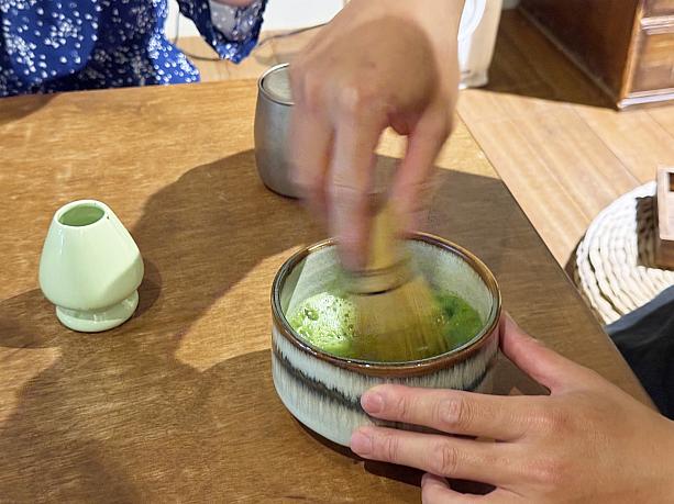 すると……目の前で抹茶茶碗と茶せんを使って点ててくれるとは！！店員さんのお点前に見入ってしまいました。茶道のイメージが強かったので、はじめて見る座卓の上でお茶を点てる姿は、新鮮に映りました。こういう柔軟さもいいですよね！