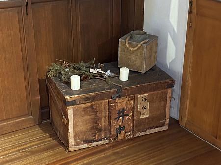 それもそのはず、「堀川茶事」は、築100年以上と言われる日本統治の木造家屋を改装しているから！お店がある地域は、日本統治時代に「堀川町」と呼ばれていたところで、店名の由来にもなっています。さらに、日本の「侘び寂び」の美学を取り入れているのも特徴です。また、日本の茶屋を思わせる設えにも驚きました。(ナビが小物に興奮して写真が懐かしいものだらけで侘び寂び感を写真で伝えられないのが本当に残念！ごめんなさい！)