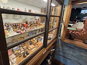 入口で迎えてくれる招き猫と、日本の小物たち。どこでもドアで日本へ戻ったかな？と錯覚してしまうくらい、日本でびっくり！