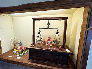 入口で迎えてくれる招き猫と、日本の小物たち。どこでもドアで日本へ戻ったかな？と錯覚してしまうくらい、日本でびっくり！