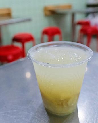 「林森in台湾」さん曰く、フルーツだけでなく、手作りプリンも密かな人気メニューなのだとか。昔ながらの素朴な味わいで、フルーツと一緒に楽しむのがおすすめです！蓮のジュースもおいしいそう！<br>画像提供：林森in台湾