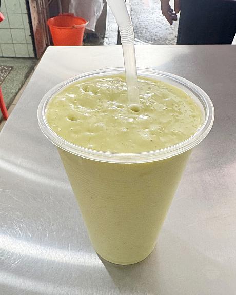 ですが……ナビが選んだのはアボカドミルク！映えないけれど、濃厚なアボカドとミルクの配分が最高で何倍でも飲みたいくらいおいしい！