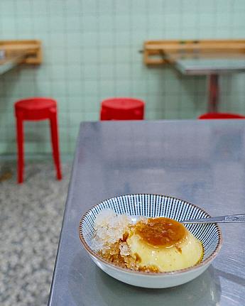 「林森in台湾」さん曰く、フルーツだけでなく、手作りプリンも密かな人気メニューなのだとか。昔ながらの素朴な味わいで、フルーツと一緒に楽しむのがおすすめです！蓮のジュースもおいしいそう！<br>画像提供：林森in台湾