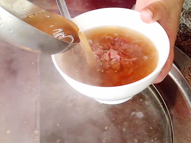 熱々の牛肉湯(牛肉スープ)は、地元台南の人々に愛される本場の朝ごはんのひとつです
