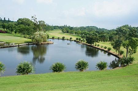 大內區の「南寶高爾夫球場」は自然の丘陵地形と南国の風情が融合した、緑豊かな台南のリゾートゴルフ場です