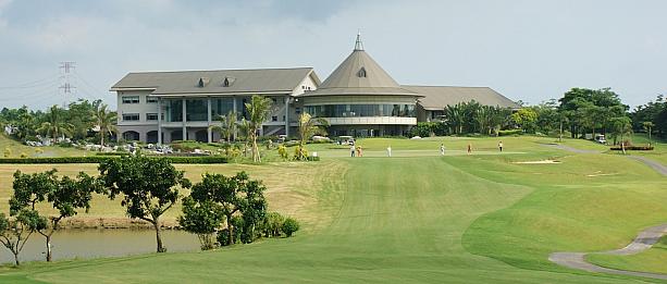 官田區に位置する「嘉南高爾夫球場」は湖と木陰が交錯する美しいコース設計。自然の中で挑戦と楽しさを味わえます