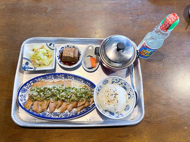 ラムネと合わせて注文したのが、限定メニューの「鹽蔥松阪豬」のセット(380元)。学校の給食のようじゃないですか！！