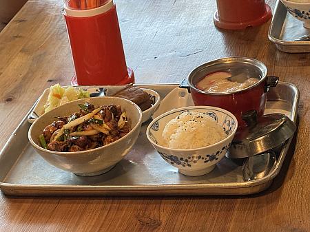 台湾のレトロな雰囲気を味わいながら、気軽に台湾料理を楽しめる「弄，來小餐桌 」。レトロ好きな方、ソロ旅ながら台湾料理を食べたい方などは是非試してください！