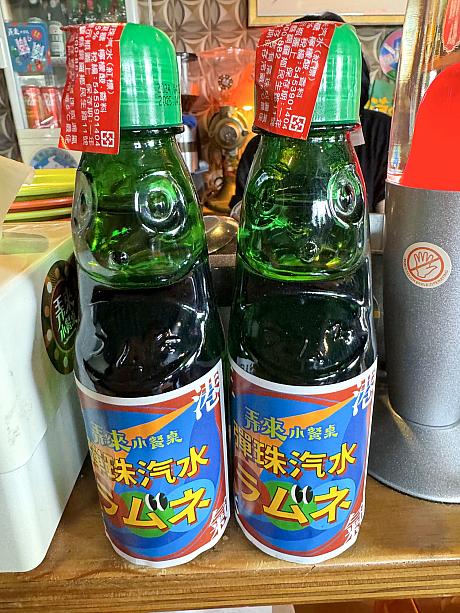 カウンターでラムネを見つけました。瓶を開けるときにビー玉落とすのが、懐かしくていいですね！