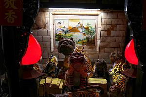 正殿の右側出口の脇に鎮座する神様の下に富士山が、反対側には新高山がありますよ。腰をかがめてよーく見てください！