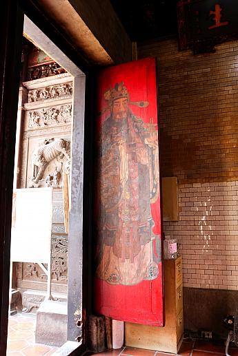 廟にはほかにも、著名な画家・陳玉峰によって描かれたもの門神や
