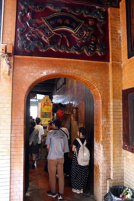 まず、廟を構成する三川殿・拜殿・後殿(すでに建替済)は日本統治時代に福建の泉州からきた王錦木によって建てられました。台北孔子廟や台南鯤鯓代天府、新竹城隍廟の修繕にも関わった名匠だとか。