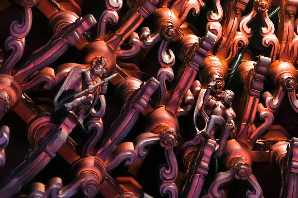 左側に羽が生えた天使？のような方と右側に裸体の女性が見えますか？