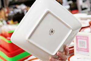 店内はごちゃごちゃと物が積み重なっていて、いかにもお宝がありそうな雰囲気！大同食器や漁師編みバッグなどお土産になりそうな気になるグッズをみつけました。