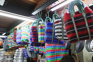 店内はごちゃごちゃと物が積み重なっていて、いかにもお宝がありそうな雰囲気！大同食器や漁師編みバッグなどお土産になりそうな気になるグッズをみつけました。