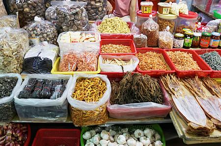 【台湾の市場】南台湾・嘉義にある伝統市場「東市場(嘉義市東公有零售市場)」へ行ってみた！ 伝統市場 台湾の市場 東市場 嘉義市東公有零售市場 台湾グルメ 台湾旅行 台湾観光 嘉義グルメ 嘉義旅行 嘉義観光 台湾土産 日本統治時代の建物 台湾国定古跡嘉義市国定古跡