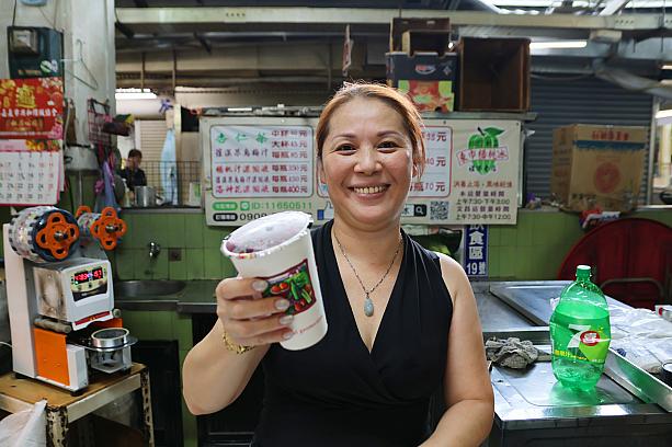 1922年開業の「東市場楊桃冰」もまた歴史ある店です。看板通りスターフルーツ(楊桃冰)のドリンクがウリなのですが、ここのはサイダー(七喜)で割った変わり種。スターフルーツの独特な味わいとシュワシュワ感覚が合わさって爽やかな飲み物に。甘酸っぱいローゼル(洛神花)バージョンもおすすめです！