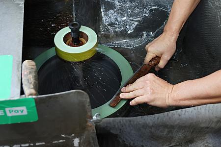 古くから回転式の研ぎ器を使った包丁研ぎで、近隣の店々や家庭を支えてきました。