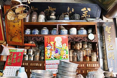 歴史がありそうな漢方屋さんは気軽に写真撮っていきなよ～！って超親切！