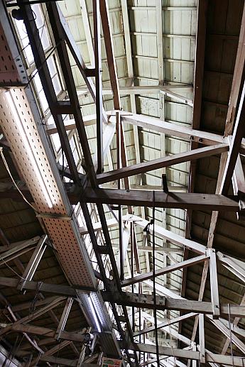 はじまりは日本統治時代の1900年、後の梅山地震(1906年)によって全壊したために1907年に建て替えられました。その後、2度に渡る地震や第二次世界大戦中の戦火に見舞われ、幾度となく改修を繰り返してきました。そんな建物はヒノキの骨組みが特長の木造建築で、嘉義市の国定古蹟のひとつでもあります。