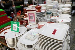 店内はごちゃごちゃと物が積み重なっていて、いかにもお宝がありそうな雰囲気！大同食器や漁師編みバッグなどお土産になりそうな気になるグッズをみつけました。