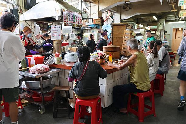 白いタイルのカウンターが雰囲気ある「袁家筒仔米糕排骨酥」は、東市場を代表するグルメ店。早朝6時に店開きをすると、お昼までには売り切れてしまうほどの人気なのだとか！