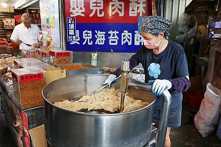 店の端っこに置かれた鍋からは、肉でんぶ(肉鬆)の香ばしい香りが漂います。